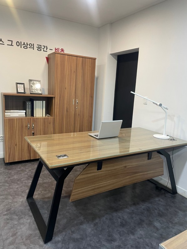 가우디 로즈오크 책상 전시품 할인판매